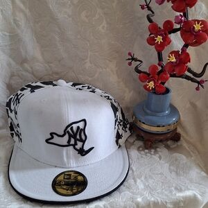 NEW - New Era New York Yankees White Cap with Black Embroidery - RARE